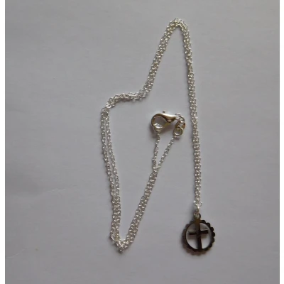 Afbeelding van Ketting met hanger klein kruisje zilverkleur.