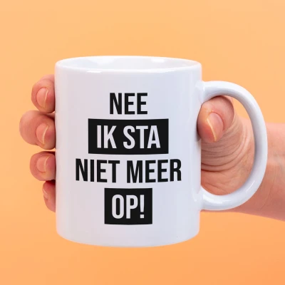 Afbeelding van Mok Nee ik sta niet meer op!