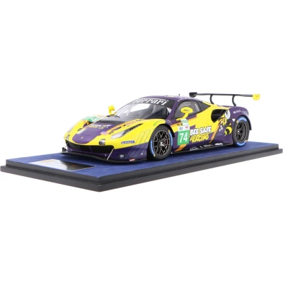 Afbeelding van het 1:18 Diecast model van De Ferrari 488 GTE Evo 3.9L Turbo V8 Team Riley Motorsports #74 24H LeMans 2022. rijders waren F. Fraga/S. Bird en S. Gisbergen. fabrikant schaalmodel is Looksmart. Dit i
