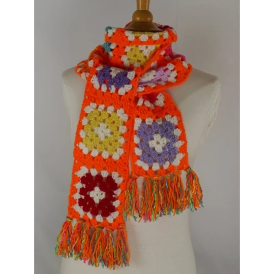Afbeelding van Handgemaakte kleurrijke (kinder) sjaal in feloranje / multicolor met franjes gehaakt