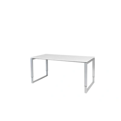 Afbeelding van Domino Plus bureau, hoogte instelbaar (62 85cm) met 160x80cm &#039;zwevend&#039; krijtwit 25mm blad en aluminium (RAL9006) O poot frame