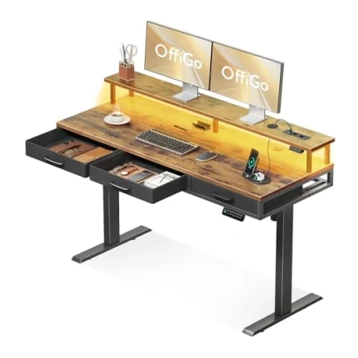 Afbeelding van OffiGo Elektrisch Bureau met Laden, 140cm in Hoogte Verstelbaar Monitorstandaard, Gaming Stopcontacten en Lichtstrip, Bruin