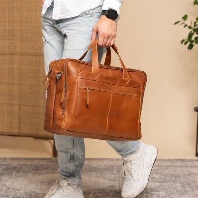 Afbeelding van 2 vaks laptop tas 17 inch RYAN wax pull up Cognac