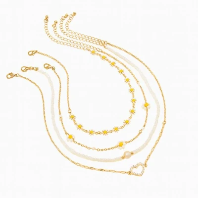 Afbeelding van 4 delige damesketting set goudkleurige schakels met madeliefjes, parelkralen en hartvormige hanger
