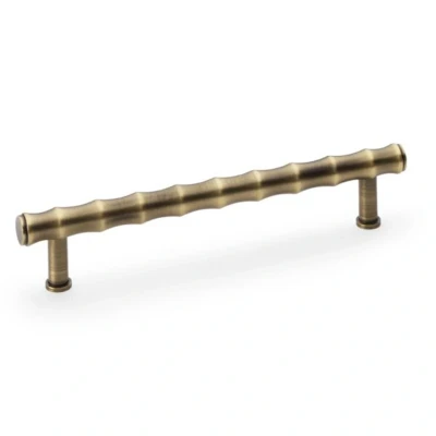 Afbeelding van Crispin Bamboo T Bar Kastgreep antiek messing 160mm