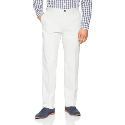 Afbeelding van Amazon Essentials Klassieke pasvorm kreukvrije chino broek met platte voorkant voor heren (verkrijgbaar in groot en lang), zilver, 33W/28L
