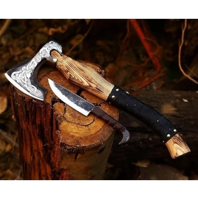 Afbeelding van CraftTal Handgemaakte Viking bijl en mes met ravenkop, 48 cm handvat van ashout scherp 1095 koolstofstaal, lederen tas (zwarte mes)