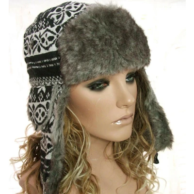 Afbeelding van Russische bontmuts chapka pilotenmuts met oorflappen zwart wit aztek print maat one size