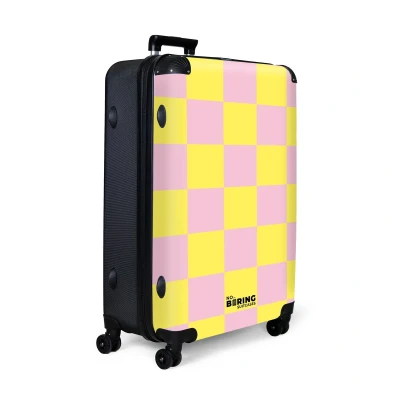 Afbeelding van NoBoringSuitcases.com® Koffer groot Reiskoffer lichtgewicht Geel met roze schaakbord print Rolkoffer 4 wielen Grote trolley XL 98 liter bagage