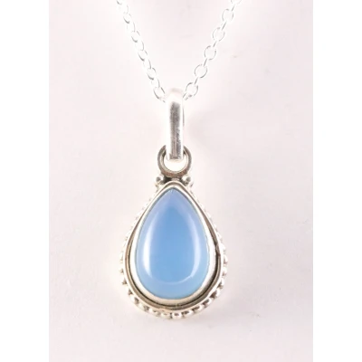 Afbeelding van Bewerkte druppelvormige zilveren hanger met blauwe chalcedoon aan ketting