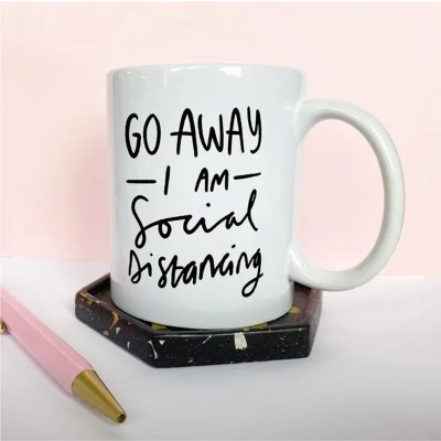 Afbeelding van Mok &#039;&#039;Go away i&#039;m social distancing&#039;&#039;