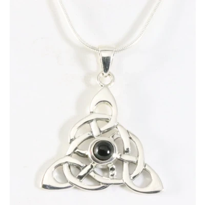 Afbeelding van Zilveren triquetra hanger met onyx aan ketting