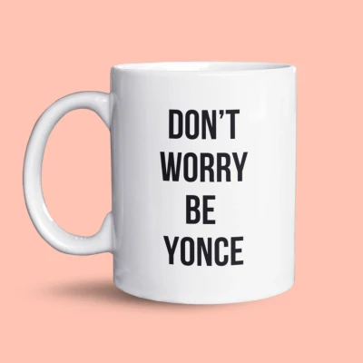 Afbeelding van NietMokken.nl Grappige Mok &quot;Don’t Worry Be Yonce&quot; voor Fans van Queen B Beide Zijden Bedrukt Vaatwasser en Magnetronbestendig Perfect Cadeau Beker 325ml Keramische tas Beyhivers