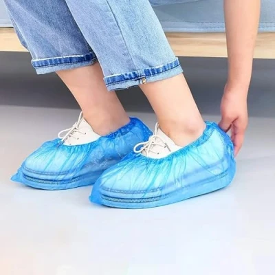 Afbeelding van Set van 10 wegwerp overschoenen CPE hoge scheurvastheid versterkte rubberen band DPI voor huis, tuin en werk betrouwbare bescherming kleur blauw mat