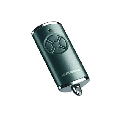 Afbeelding van Hörmann Handzender HSE 4 BS (frequentie 868 MHz, hoogglans Frozen Grey grijs, garagedeuraandrijving met chromen doppen, batterijen, afmetingen 28x70x14 mm, incl. sleutelring) 4511569