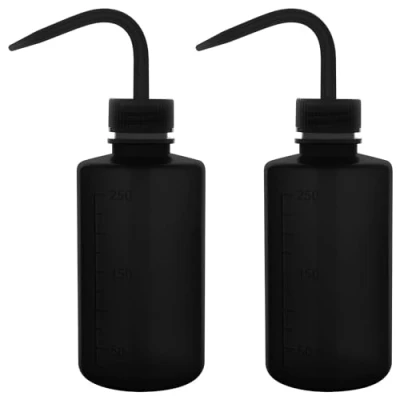 Afbeelding van stonylab LDPE Chemische Spoelfles, 2 Pack Wateringshulpmiddel Veiligheids Zwarte Plastic Knijpfles Laboratorium Spoelfles met Schaallabels en Smalle Mond Spuitfles, 250 ml