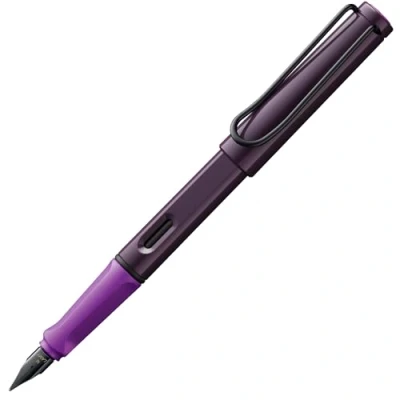 Afbeelding van LAMY safari violet blackberry Vulpen met ergonomische grip &amp; gepolijst stalen penpunt in maat F ideaal voor schrijven en kalligrafie inclusief T 10 blauwschrijvend patroon Rechtshandig