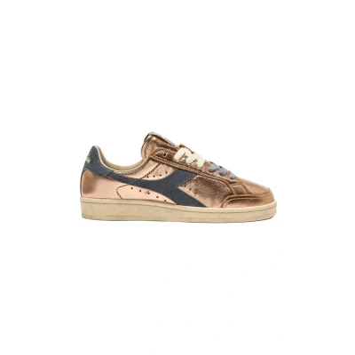 Afbeelding van Diadora Heritage Prestige Metal Used Sneakers Leer Dames Bronskleurig Maat 40