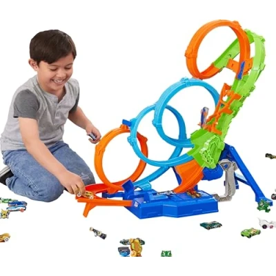 Afbeelding van Hot Wheels Speelgoedauto Baanset met 4 Loopings, Crashzones 3 mogelijkheden en Gemotoriseerde Booster, Opvouwbaar dus makkelijk op te bergen, (schaal 1:64), HXT06