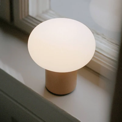 Afbeelding van New Works oplaadbare lamp Karl Johan, okergeel, IP65