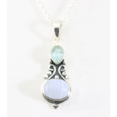 Afbeelding van Fijne bewerkte zilveren hanger met blauwe lace agaat en topaas aan ketting