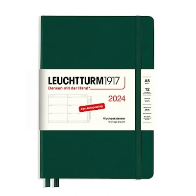 Afbeelding van LEUCHTTURM1917 367607 weekkalender medium (A5) 2024, met extra boekje voor adressen en jubilea jubilea, bosgroen, Duits, 12 maanden