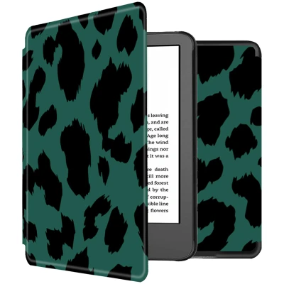 Afbeelding van Amazon Kindle (2022) 11th gen Hoes: iMoshion Design Slim Hard Case Bookcase Green Leopard Kunstleder E Reader Hoezen