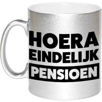 Afbeelding van Zilveren pensioen VUT cadeau mok / beker hoera eindelijk 330 ml feest mokken