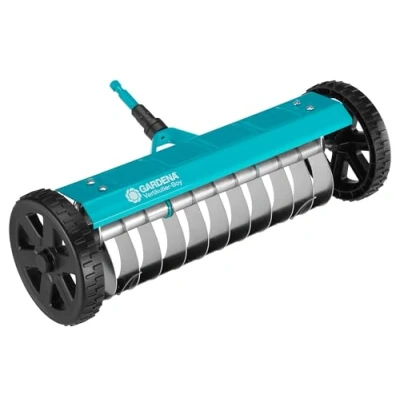 Afbeelding van GARDENA combisystem verticuteerboy: Verticuteergereedschap voor het verwijderen van mos, onkruid en vilt uit gazons, 32 cm werkbreedte, met robuuste wielen slagas comfortabel werken (3395 20)