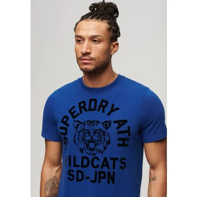 Afbeelding van Superdry Track Field Athletic Graphic Tshirt print, Heren, Maat: Medium, Regal blue