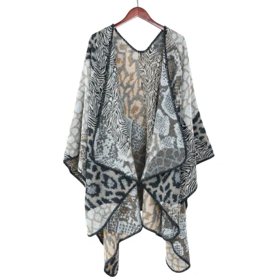 Afbeelding van Emilie scarves poncho cape dierenprint panterprint mix omslagdoek
