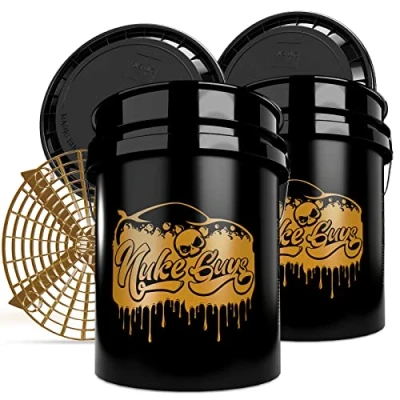 Afbeelding van Nuke Guys Gold Bucket Limited Set 2 x wasemmer 12,5 liter met emmerdeksel en Grit Guard emmerinzetstuk Autowasemmer deksel vuilzeef voor het zachte wassen van de auto / motorfiets