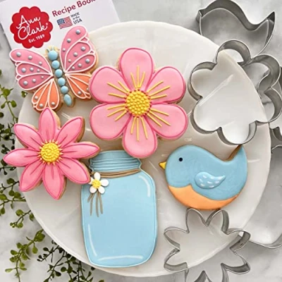 Afbeelding van Ann Clark Cookie Cutters 5 delige Bloementuin Koekjesvormset met Receptenboek, Vlinder, Vogel, Bloem, Madeliefje en Jampot