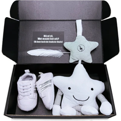 Afbeelding van Kraamcadeau HIJ of ZIJ genderreveal babyshower kraamkado zwangerschapskado babysneaker muziekmobiel rechtstreeks versturen met kaart ook mogelijk