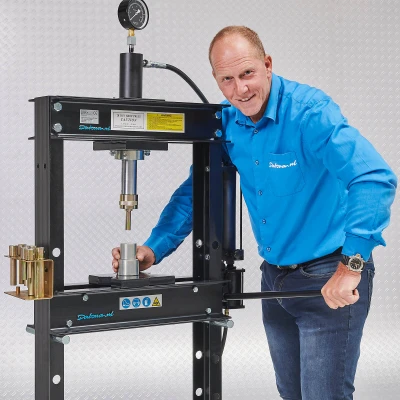 Afbeelding van Datona Werkplaatspers 20 Ton + Perspennen (74 x 70 179 cm) Zwart