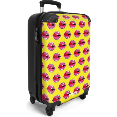Afbeelding van NoBoringSuitcases.com® Handbagage koffer lichtgewicht Reiskoffer trolley Geel met roze lippen Rolkoffer wieltjes Past binnen 55x40x20 en 55x35x25