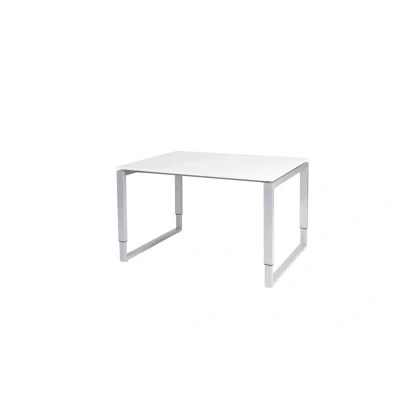 Afbeelding van Domino Plus bureau, hoogte instelbaar (62 85cm) met 120x90cm &#039;zwevend&#039; krijtwit 25mm blad en aluminium (RAL9006) O poot frame