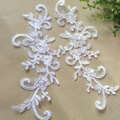 Afbeelding van Yulakes 2 Stuks Wit Kant Applique Bloem Pailletten Stof Decoratie voor Kledingaccessoires Naai Doek Kostuum Craft (Off White)