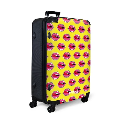 Afbeelding van NoBoringSuitcases.com® Koffer groot Reiskoffer lichtgewicht Geel met roze lippen Rolkoffer 4 wielen Grote trolley XL 98 liter bagage