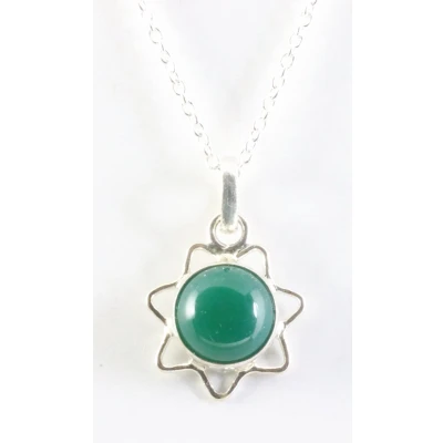 Afbeelding van Fijne opengewerkte zilveren hanger met groene onyx aan ketting