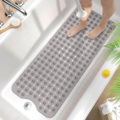 Afbeelding van HITSLAM Antislip badmat voor bad, 100 x 40 cm extra lange douchemat Anti schimmel, Machine wasbare badkamer met zuignappen en afvoergaten, zacht op voeten, helder grijs