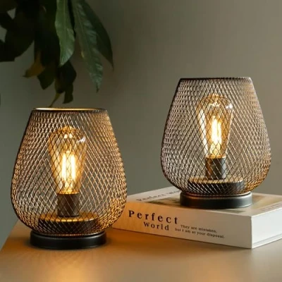 Afbeelding van TRIROCKS Set van 2 metalen batterij aangedreven lamp 17cm Tall kooi vorm draadloze tafellamp lantaarns met LED Edsion voor patio tuin bruiloft partijen binnen buiten (bruin)