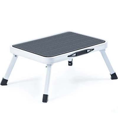 Afbeelding van KINGRACK Opstapkruk Inklapbaar, Trapladder Opvouwbaar Opstapje van Staal, Opvouwbare Kruk met Antislip Loopvlak, Draagbare Opklapbare Trede, Lichtgewicht Keukenkruk, Draagvermogen tot 150 kg, Wit