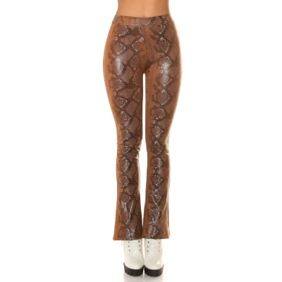 Afbeelding van High waisted flared broek van imitatieleer met slangenprint
