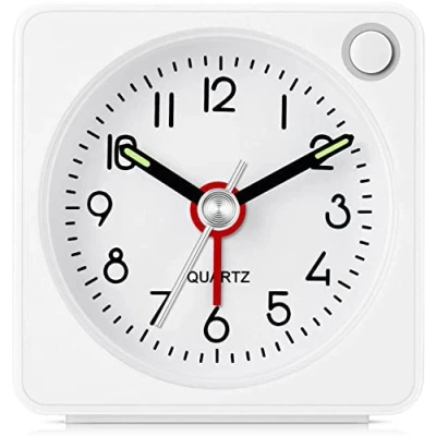 Afbeelding van Jisile analoge wekker, klassieke reiswekker met sluimerfunctie en licht, mini compact formaat, wekker zonder tikken, rustig kwartsuurwerk, eenvoudige bediening