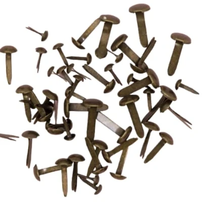 Afbeelding van Craftelier Set van 50 Brads of bindapparaten in drie verschillende maten, ideaal voor het verfraaien etiketten decoreren kaartprojecten, scrapbooking en knutselwerk, bronskleurig