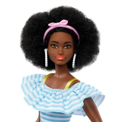 Afbeelding van Barbie Pop met rolschaatsen, trendy outfit, puppy en accessoires die de fantasie prikkelen, natuurlijk afrokapsel, HPL77