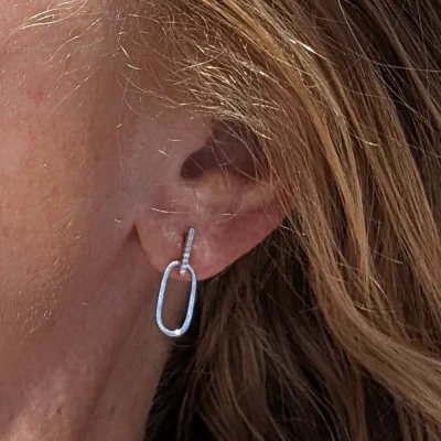Afbeelding van Oorknopjes met ovale hanger en staafje afgezet strass