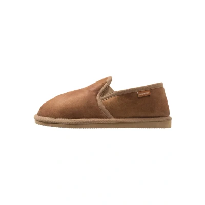 Afbeelding van Shepherd heren Bosse pantoffel van suède in de kleur Camel, maat: 44