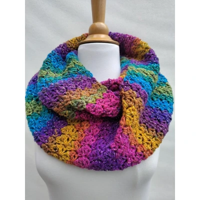Afbeelding van Colsjaal in paars, fuchsia, blauw, groen, geel, oranjetinten met glinsterdraad gehaakte sjaal handgemaakt